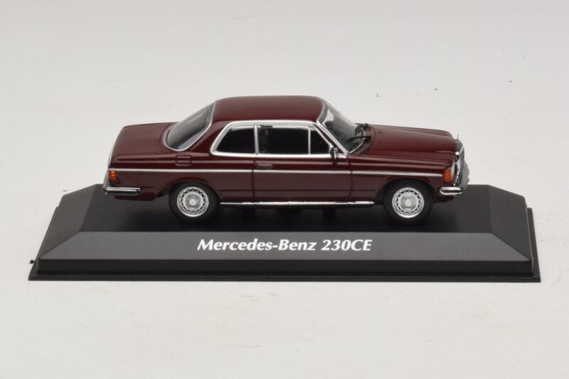 Mercedes 230 CE C123 Vermelho Maxichamps 1:43 Mercedes 230 CE C123 Vermelho Maxichamps 1:43 940032221 Metal