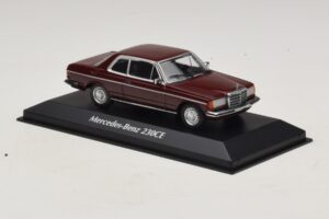 Mercedes 230 CE C123 Vermelho Maxichamps 1:43 940032221 Metal - imagem 3 de 5