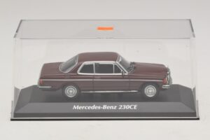 Mercedes 230 CE C123 Vermelho Maxichamps 1:43 940032221 Metal - imagem 4 de 5