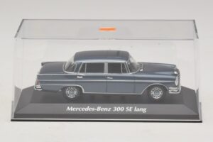 Mercedes 300 SE W112 Lang Azul Metálico Maxichamps 1:43 940035200 Metal - imagem 4 de 5