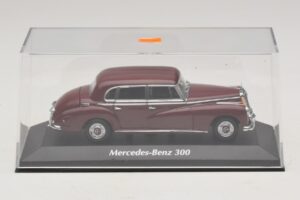 Mercedes 300 W186 Vermelho Escuro Maxichamps 1:43 940039060 Metal - imagem 4 de 5
