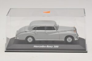 Mercedes 300 W186 Cinzento Maxichamps 1:43 940039061 Metal - imagem 4 de 5
