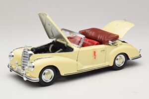 Mercedes 300S Creme Maisto 1:18 31806 Metal - imagem 2 de 8