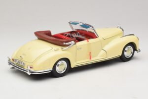 Mercedes 300S Creme Maisto 1:18 31806 Metal - imagem 3 de 8