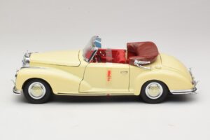 Mercedes 300S Creme Maisto 1:18 31806 Metal - imagem 4 de 8