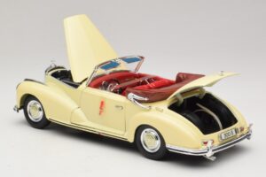 Mercedes 300S Creme Maisto 1:18 31806 Metal - imagem 5 de 8