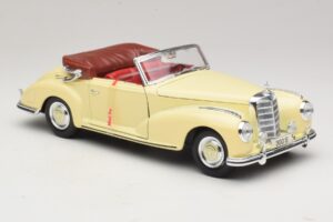 Mercedes 300S Creme Maisto 1:18 31806 Metal - imagem 6 de 8