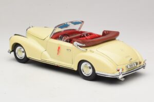 Mercedes 300S Creme Maisto 1:18 31806 Metal - imagem 7 de 8