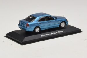 Mercedes C-Class W202 Azul Metálico Maxichamps 1:43 940037060 Metal - imagem 2 de 5