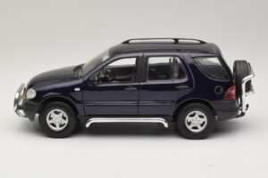 Mercedes ML320 W163 Azul Maisto 1:18 31847 Metal - imagem 4 de 8