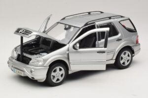 Mercedes ML55 AMG W163 Prateado Maisto 1:18 31876-P1 Metal - imagem 2 de 8