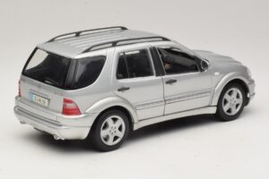 Mercedes ML55 AMG W163 Prateado Maisto 1:18 31876-P1 Metal - imagem 3 de 8