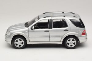 Mercedes ML55 AMG W163 Prateado Maisto 1:18 31876-P1 Metal - imagem 4 de 8