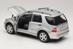Mercedes ML55 AMG W163 Prateado Maisto 1:18 31876-P1 Metal - imagem 5 de 8