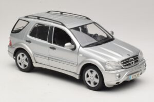 Mercedes ML55 AMG W163 Prateado Maisto 1:18 31876-P1 Metal - imagem 6 de 8