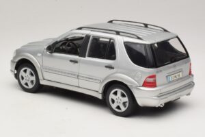 Mercedes ML55 AMG W163 Prateado Maisto 1:18 31876-P1 Metal - imagem 7 de 8