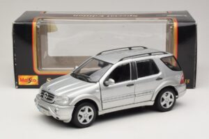 Mercedes ML55 AMG W163 Prateado Maisto 1:18 31876-P1 Metal - imagem 8 de 8