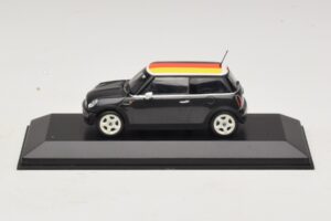 Mini Cooper One R50 Verde Com Bandeira Alemã Minichamps 1:43 Mini Cooper One R50 Verde Com Bandeira Alemã Minichamps 1:43 MINI033 Metal