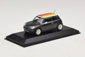 Mini Cooper One R50 Verde Com Bandeira Alemã Minichamps 1:43 MINI033 Metal - imagem 2 de 5