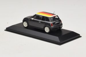 Mini Cooper One R50 Verde Com Bandeira Alemã Minichamps 1:43 MINI033 Metal - imagem 3 de 5