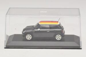 Mini Cooper One R50 Verde Com Bandeira Alemã Minichamps 1:43 MINI033 Metal - imagem 4 de 5