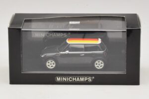 Mini Cooper One R50 Verde Com Bandeira Alemã Minichamps 1:43 MINI033 Metal - imagem 5 de 5