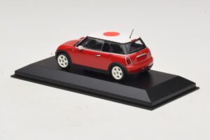 Mini Cooper One R50 Vermelho Com Bandeira Japonesa Minichamps 1:43 MINI034 Metal - imagem 3 de 5