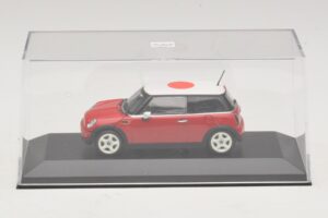 Mini Cooper One R50 Vermelho Com Bandeira Japonesa Minichamps 1:43 MINI034 Metal - imagem 4 de 5