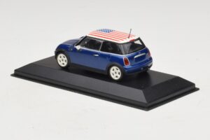 Mini Cooper S R53 Azul Com Bandeira Americana Minichamps 1:43 MINI014 Metal - imagem 3 de 5