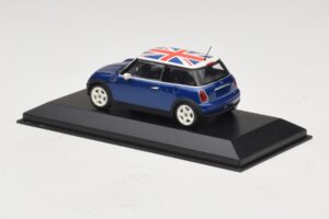 Mini Cooper S R53 Azul Com Bandeira Britânica Minichamps 1:43 MINI026 Metal - imagem 3 de 4