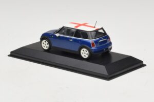 Mini Cooper S R53 Azul Com Bandeira Inglesa Minichamps 1:43 MINI012 Metal - imagem 3 de 5
