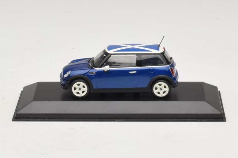 Mini Cooper S R53 Azul Com Bandeira Escocesa Minichamps 1:43 Mini Cooper S R53 Azul Com Bandeira Escocesa Minichamps 1:43 MINI016 Metal