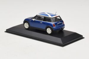 Mini Cooper S R53 Azul Com Bandeira Escocesa Minichamps 1:43 MINI016 Metal - imagem 3 de 5