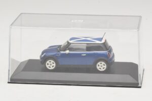 Mini Cooper S R53 Azul Com Bandeira Escocesa Minichamps 1:43 MINI016 Metal - imagem 4 de 5