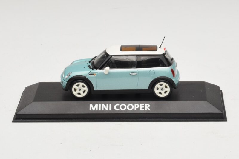 Mini Cooper S R53 Azul Claro Metálico Com Teto Panorâmico Minichamps 1:43 Mini Cooper S R53 Azul Claro Metálico Com Teto Panorâmico Minichamps 1:43 MINI018 Metal