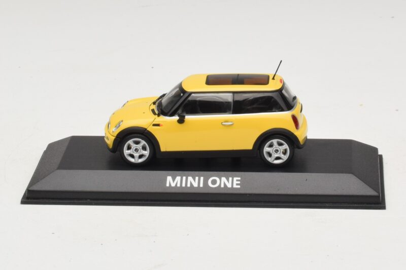 Mini Cooper S R53 Liquid Yellow Com Teto Panorâmico Minichamps 1:43 Mini Cooper S R53 Liquid Yellow Com Teto Panorâmico Minichamps 1:43 MINI013 Metal