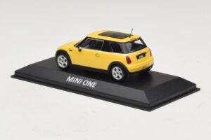 Mini Cooper S R53 Liquid Yellow Com Teto Panorâmico Minichamps 1:43 MINI013 Metal - imagem 3 de 4