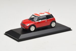 Mini Cooper S R53 Vermelho Com Bandeira Canadiana Minichamps 1:43 MINI017 Metal - imagem 2 de 5