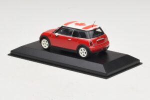 Mini Cooper S R53 Vermelho Com Bandeira Canadiana Minichamps 1:43 MINI017 Metal - imagem 3 de 5