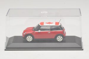 Mini Cooper S R53 Vermelho Com Bandeira Canadiana Minichamps 1:43 MINI017 Metal - imagem 4 de 5