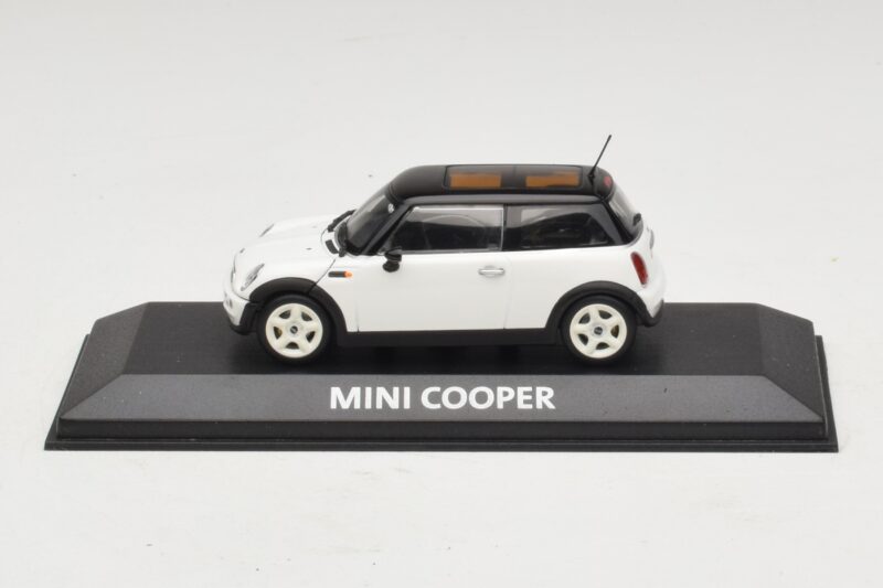 Mini Cooper S R53 Branco Com Teto Preto Minichamps 1:43 Mini Cooper S R53 Branco Com Teto Preto Minichamps 1:43 MINI027 Metal