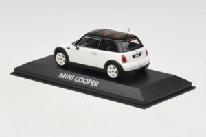 Mini Cooper S R53 Branco Com Teto Preto Minichamps 1:43 MINI027 Metal - imagem 3 de 4