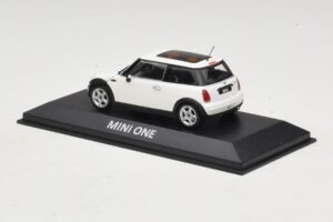 Mini Cooper S R53 Branco Com Teto Panorâmico Minichamps 1:43 MINI020 Metal - imagem 3 de 5