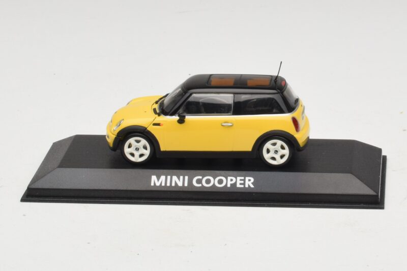 Mini Cooper S R53 Amarelo Com Teto Preto Minichamps 1:43 Mini Cooper S R53 Amarelo Com Teto Preto Minichamps 1:43 MINI031 Metal