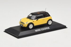 Mini Cooper S R53 Amarelo Com Teto Preto Minichamps 1:43 MINI031 Metal - imagem 2 de 4