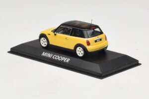 Mini Cooper S R53 Amarelo Com Teto Preto Minichamps 1:43 MINI031 Metal - imagem 3 de 4