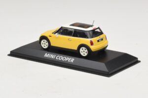 Mini Cooper S R53 Amarelo Com Teto Panorâmico Amarelo Minichamps 1:43 MINI029 Metal - imagem 3 de 4