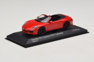 Porsche 911 991.1 Carrera 4 GTS Cabriolet Vermelho Minichamps 1:43 410067330 Metal - imagem 2 de 5