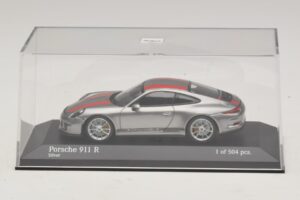 Porsche 911 991.1 R Prata Com Listras Laranja Minichamps 1:43 410066222 Metal - imagem 4 de 5