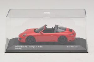 Porsche 911 991.1 Targa 4 GTS Vermelho Minichamps 1:43 410067340 Metal - imagem 4 de 5